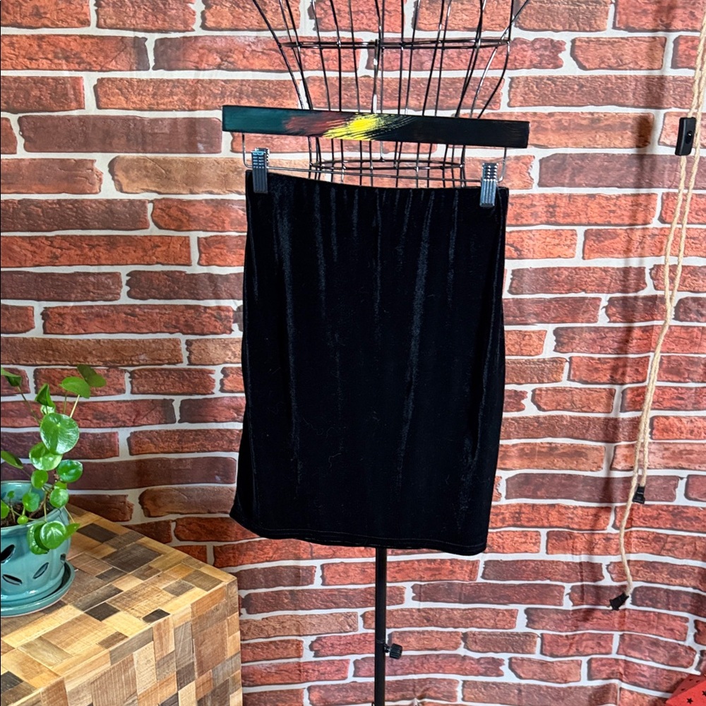 💃🏻 Active Black Velvet Skirt – Stretch Waist Side Slit Size Small
